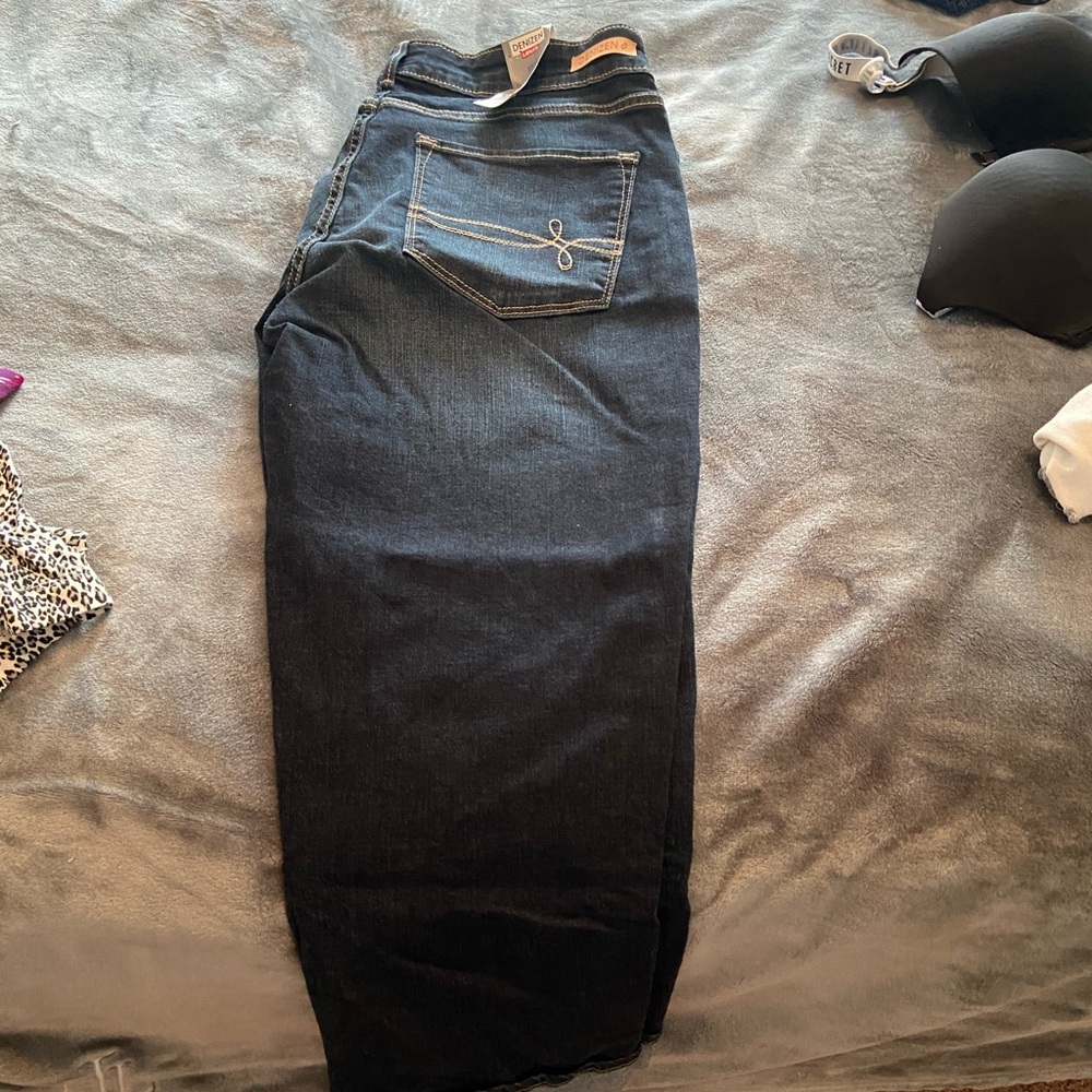 New with tags Levi capris